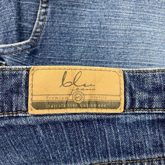 Blue Cropped Women's size 12 Dark Wash Blue Denim Jeans - Picture 4 of 5